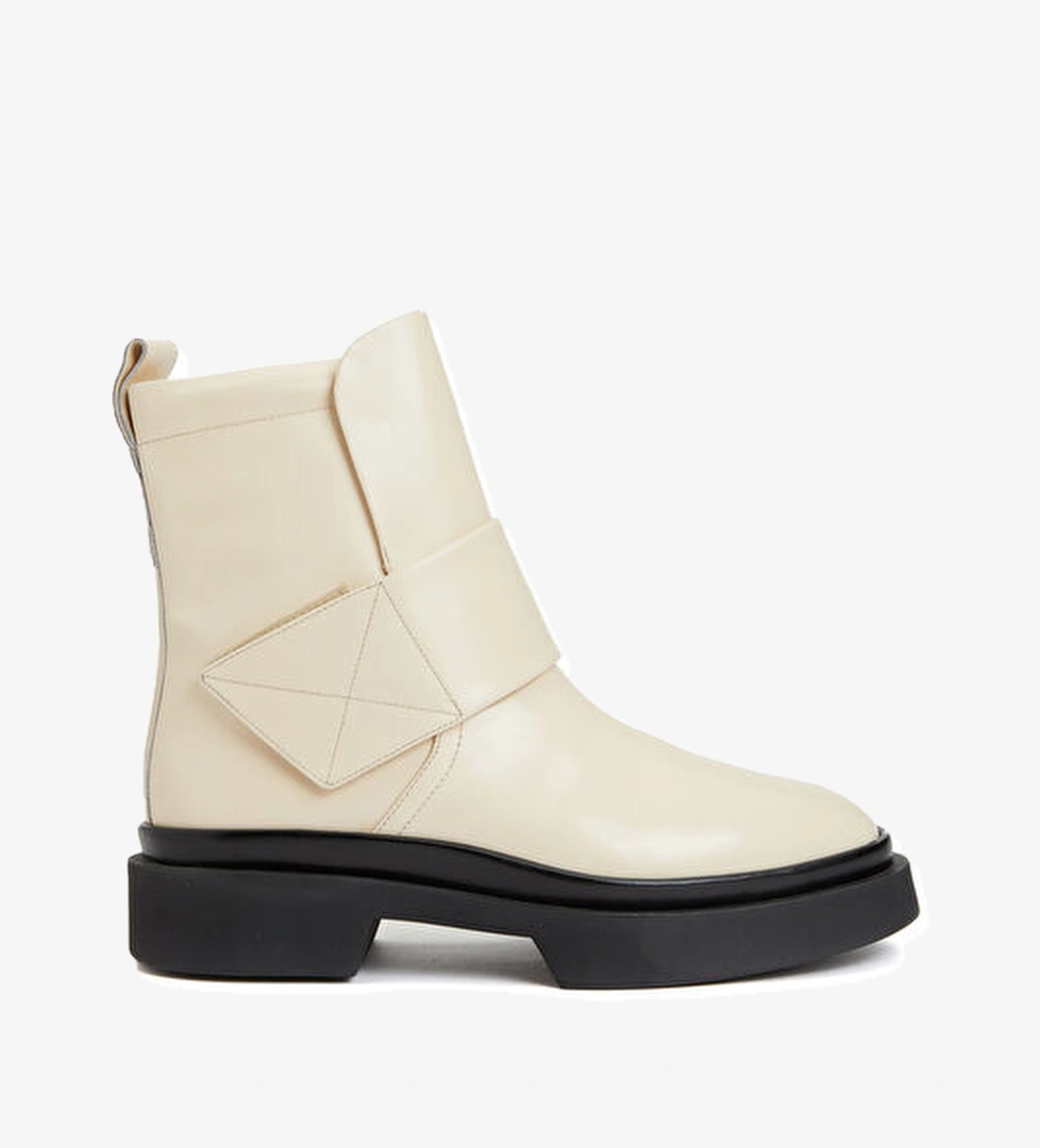 Divarese Kırık Beyaz Kadın Deri Bot model görseli