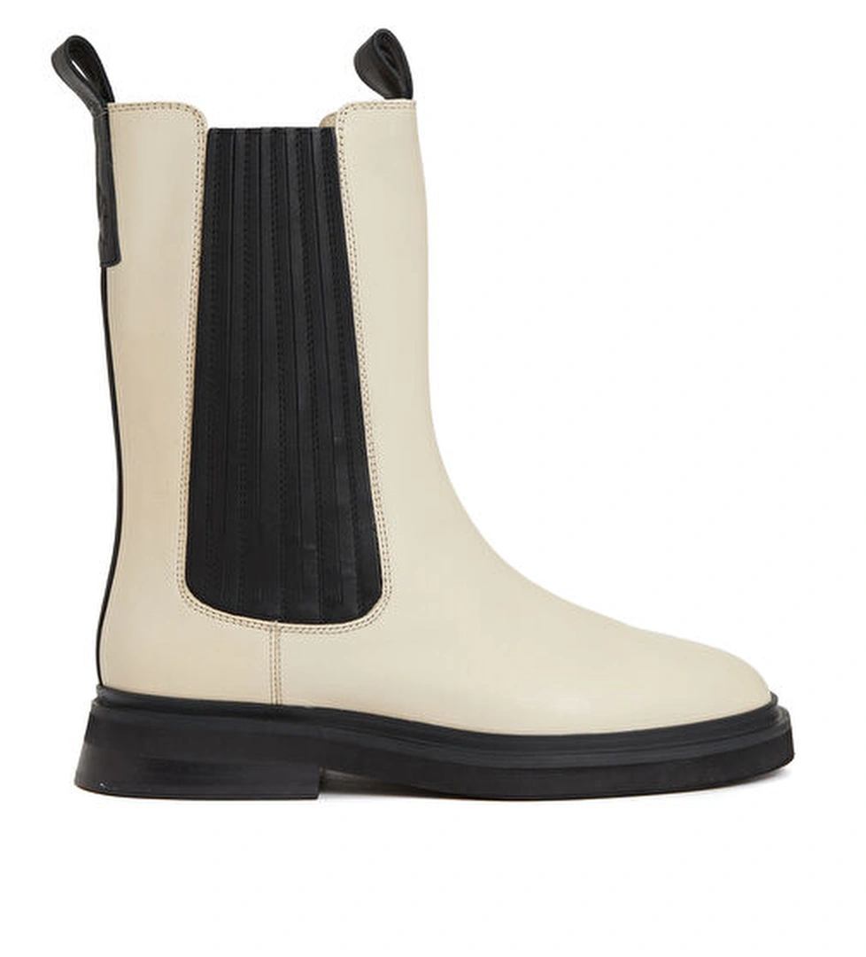 Kırık Beyaz Kadın Bot - Görsel 1