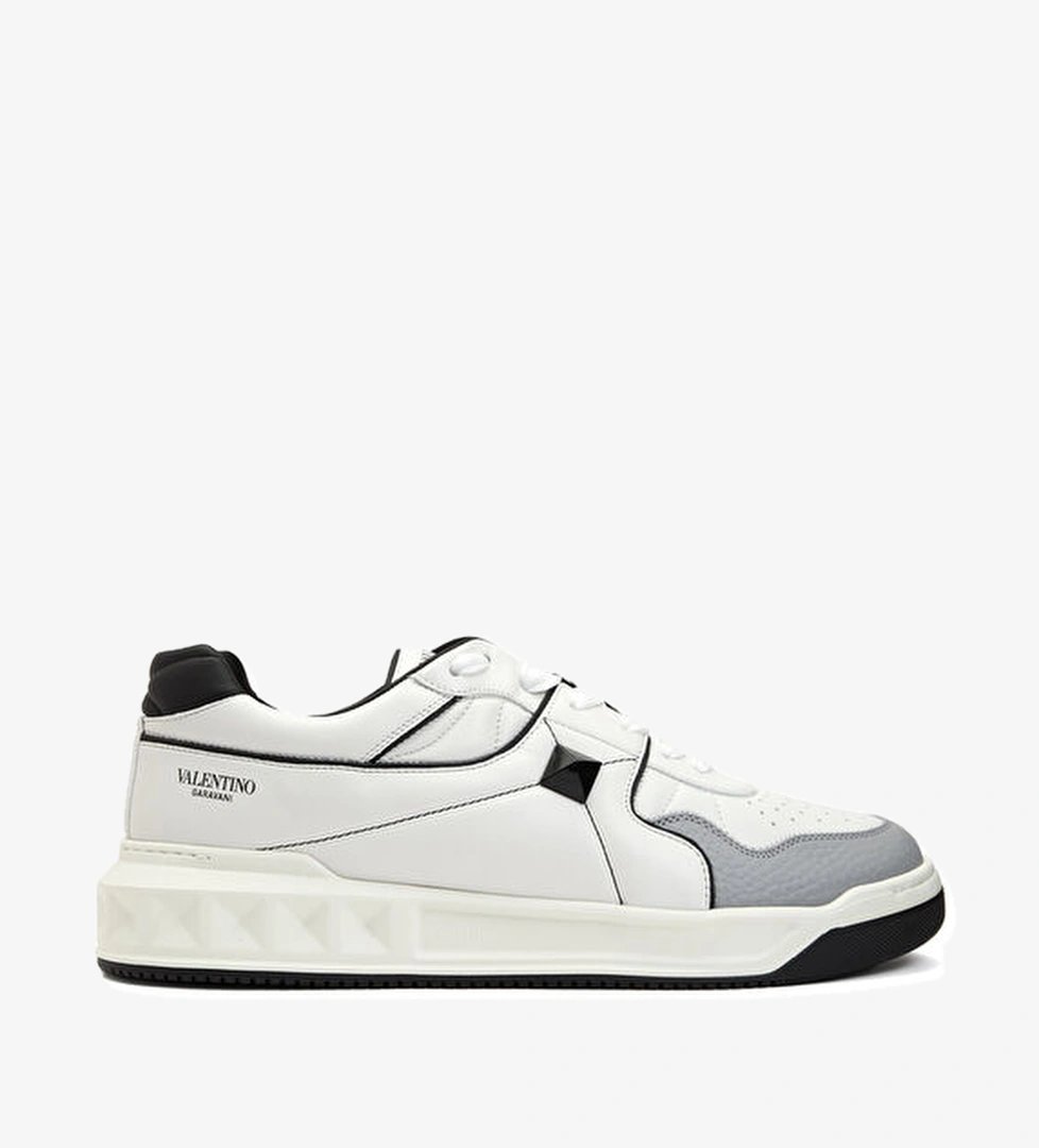 Valentino Garavani One Stud Siyah Beyaz Erkek Deri Sneaker model görseli