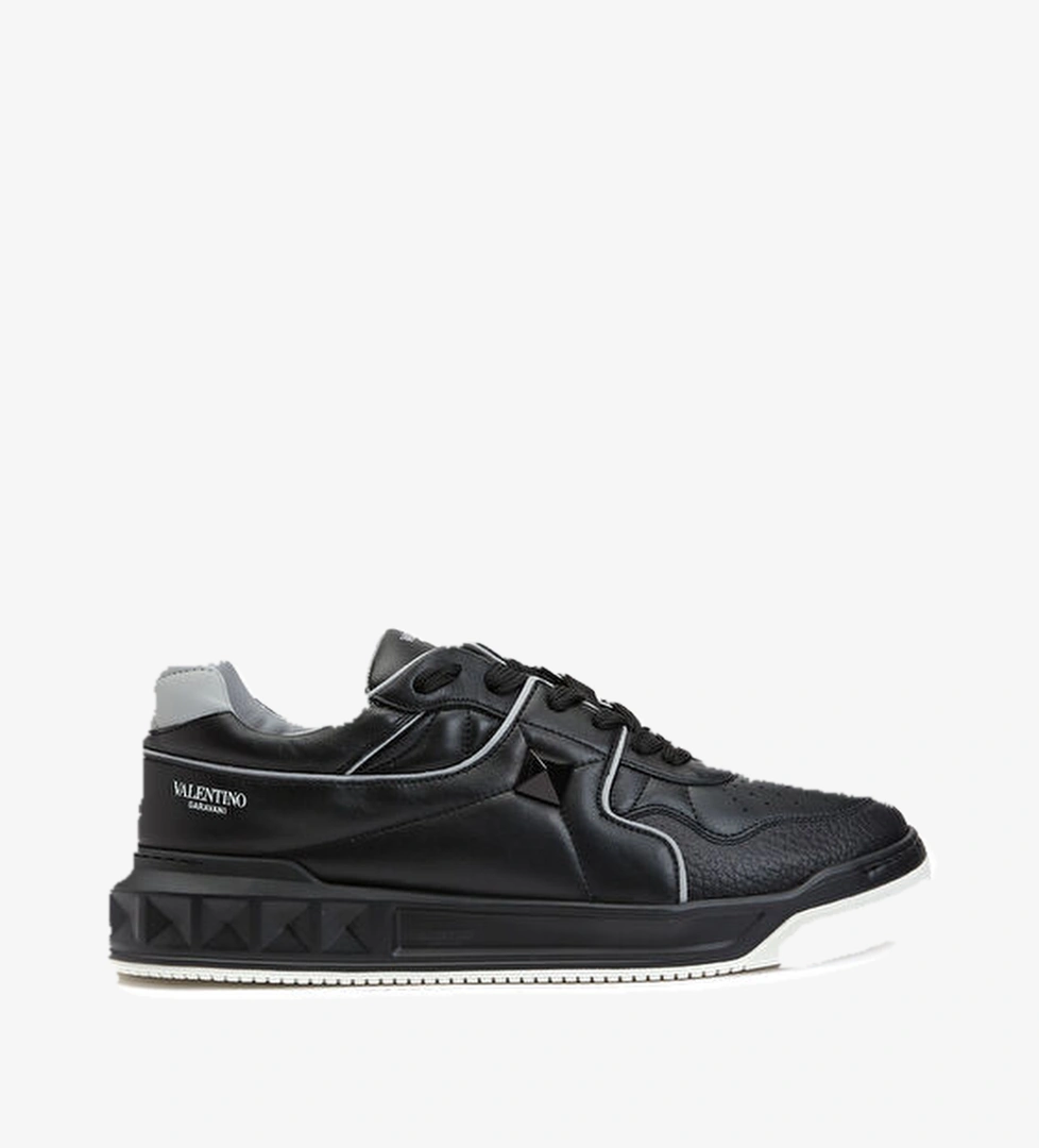 Valentino Garavani One Stud Siyah Erkek Deri Sneaker model görseli