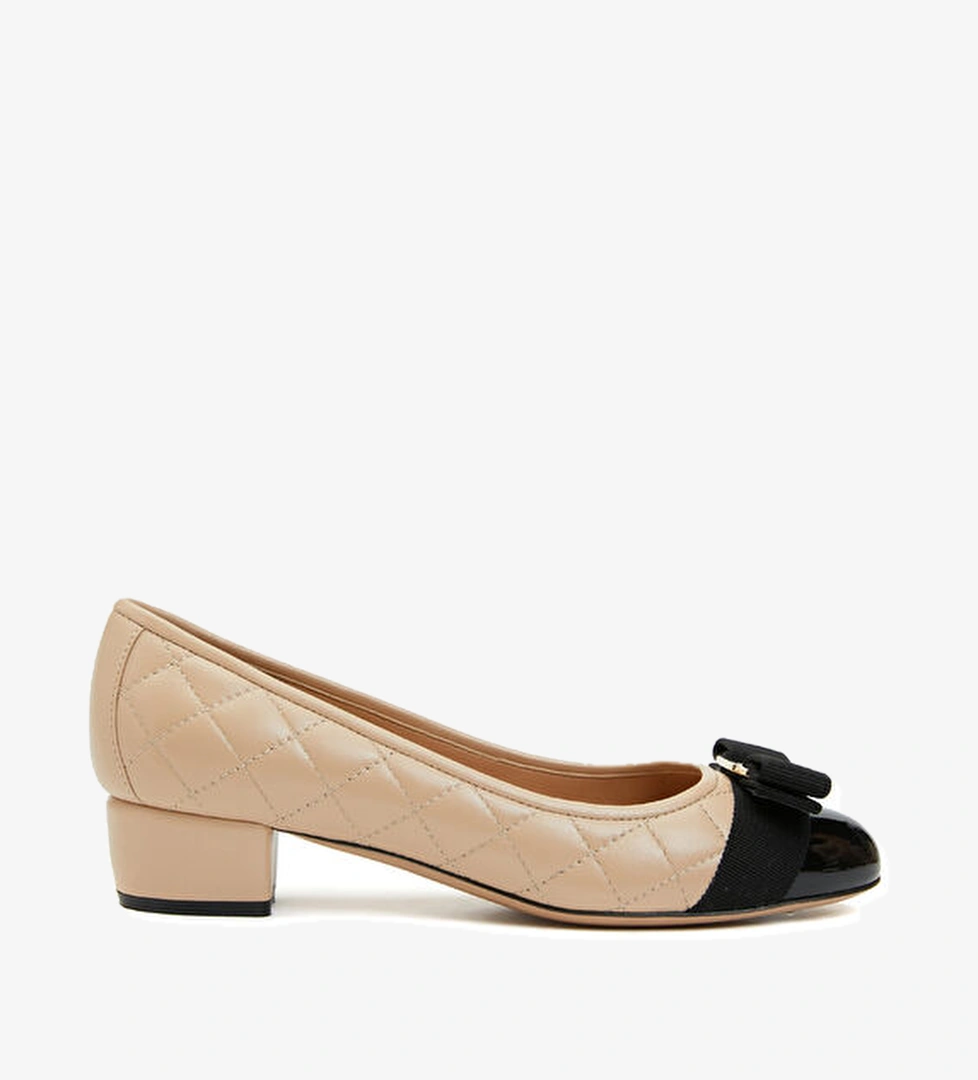 Ferragamo Ekru Siyah Logo Tokalı Deri Topuklu Ayakkabı model görseli