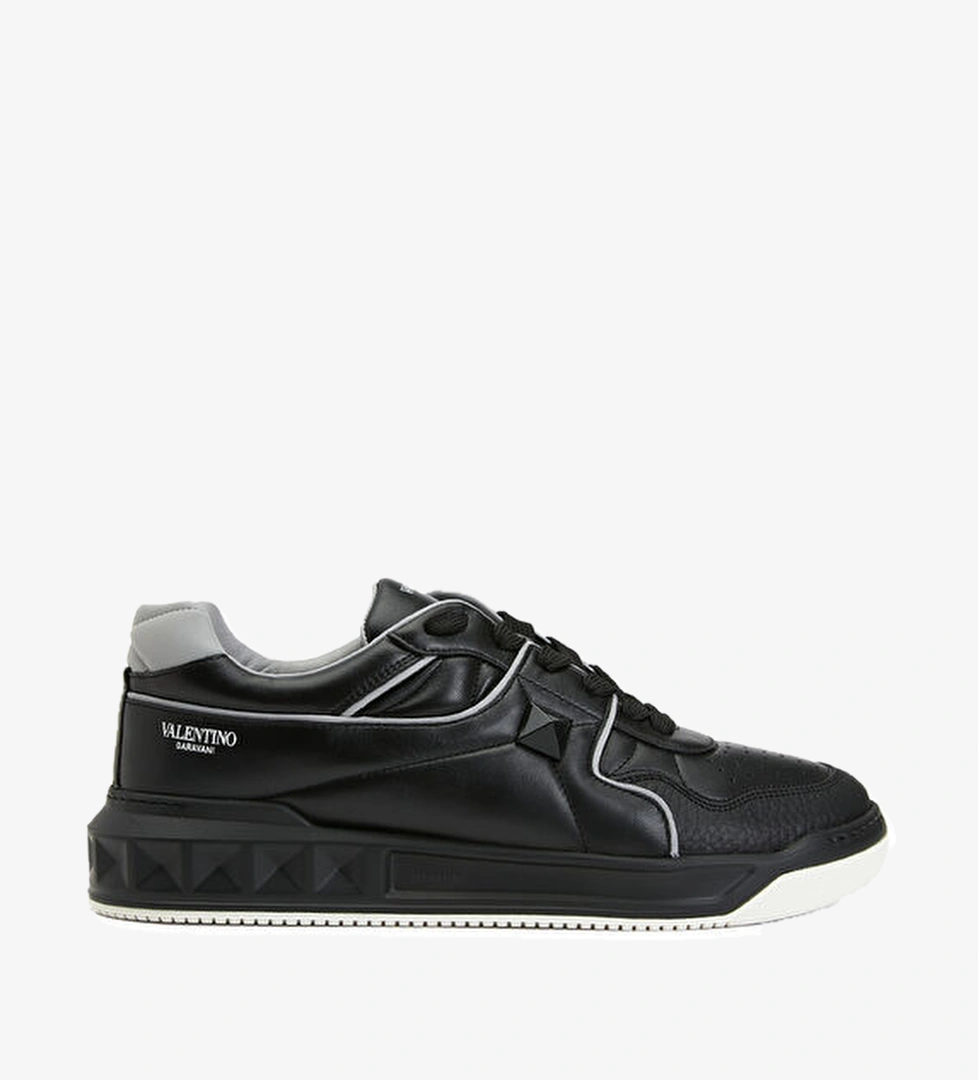 Valentino Garavani One Stud Siyah Erkek Deri Sneaker model görseli