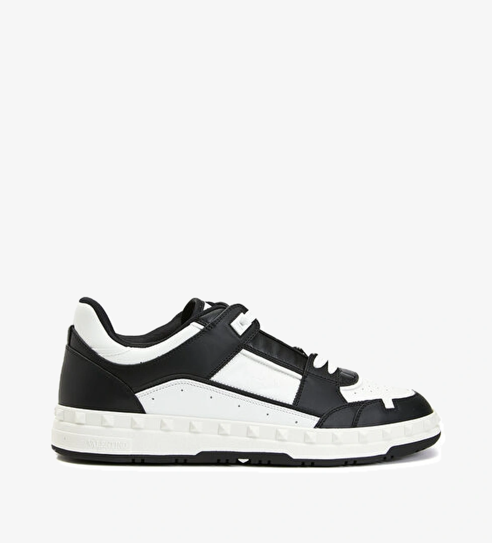 Valentino Garavani Rockstud Round Siyah Beyaz Erkek Deri Sneaker model görseli