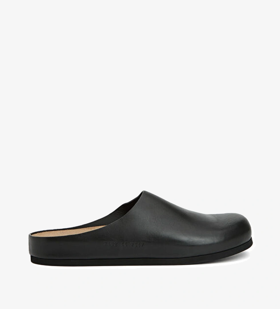 Common Projects Siyah Erkek Deri Terlik model görseli