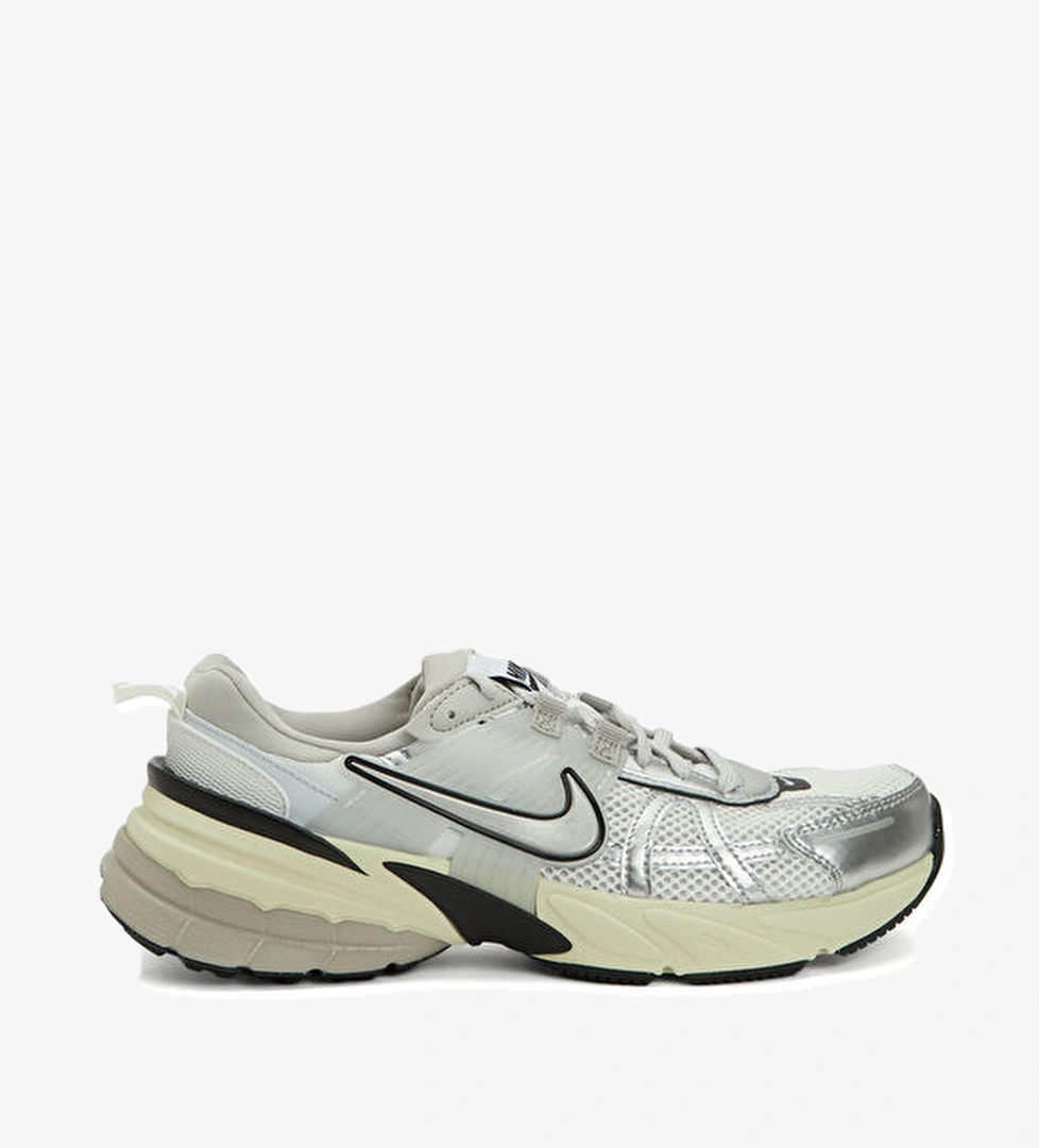 Nike V2K Run Beyaz Kadın Sneaker model görseli