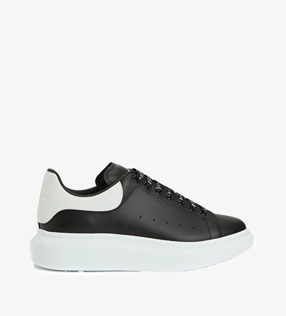 Mcqueen Oversized Siyah Beyaz Erkek Deri Sneaker model görseli