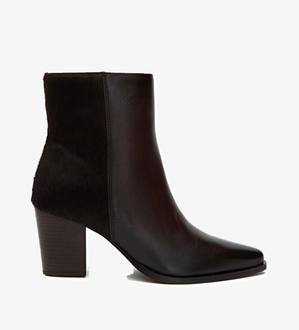 Divarese Kahverengi Tay Tüyü Desenli Kadın Bot model görseli