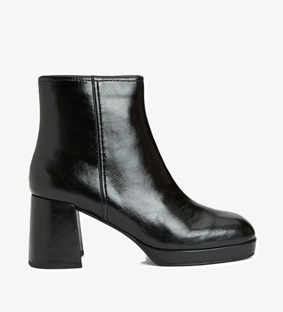 Divarese Siyah Kadın Desenli Bot model görseli