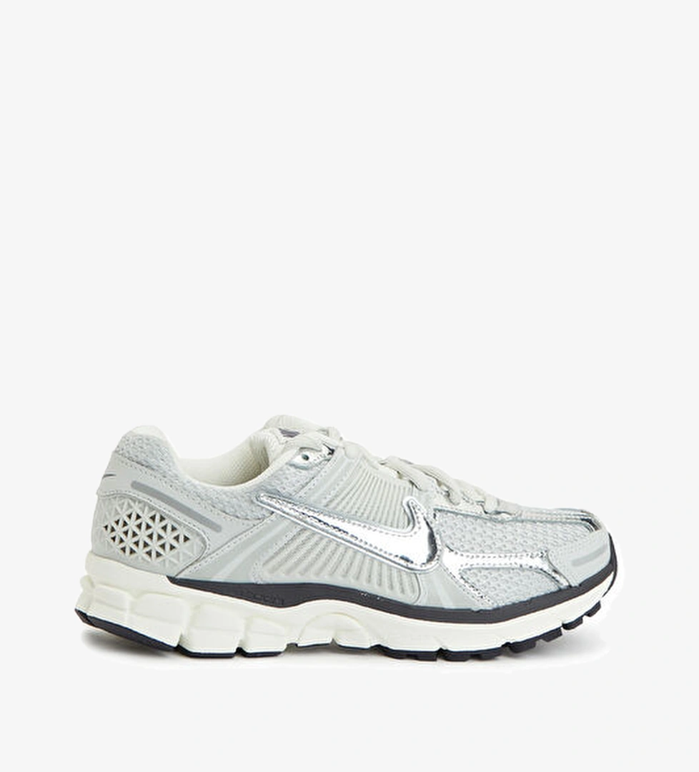 Nike Zoom Vomero 5 Gri Kadın Sneaker model görseli