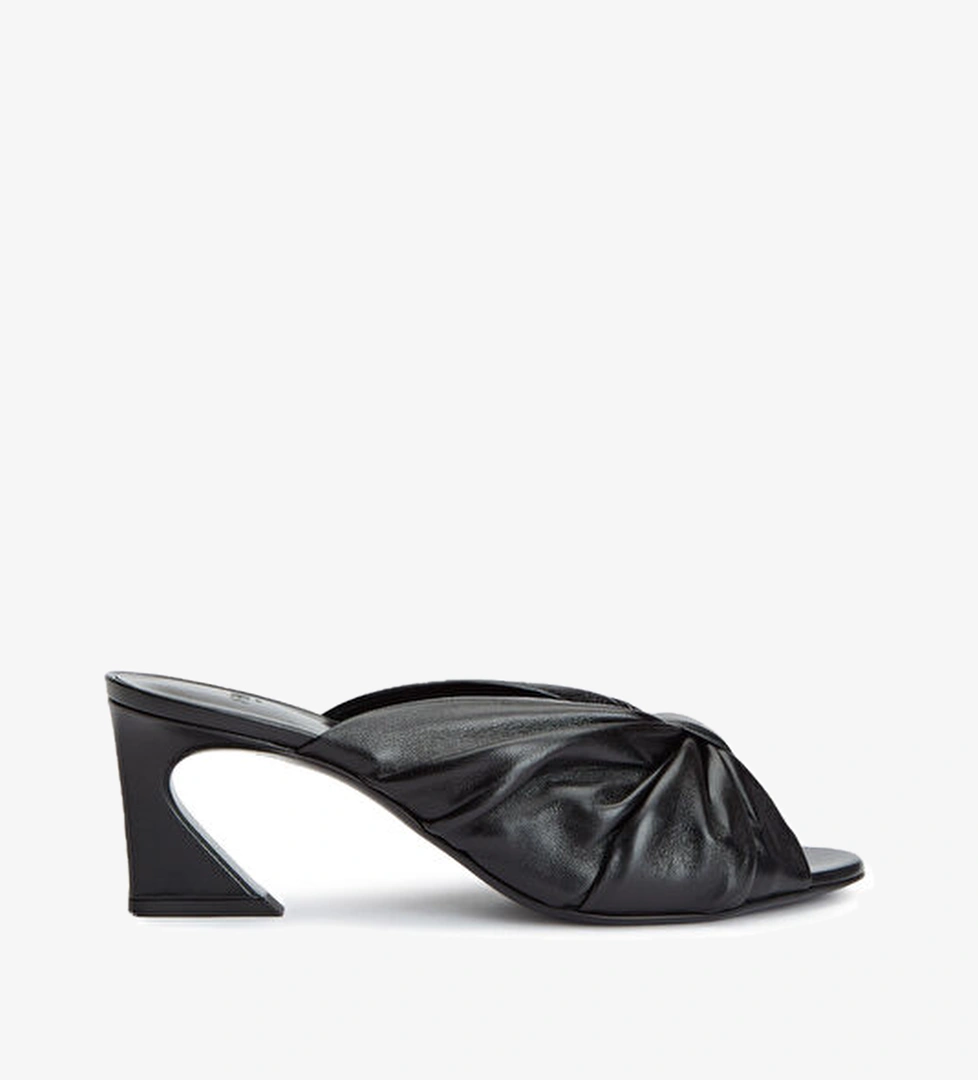 Fendi Fendi Siyah Kadın Deri Terlik Beymen'de! Siyah - 1. görsel