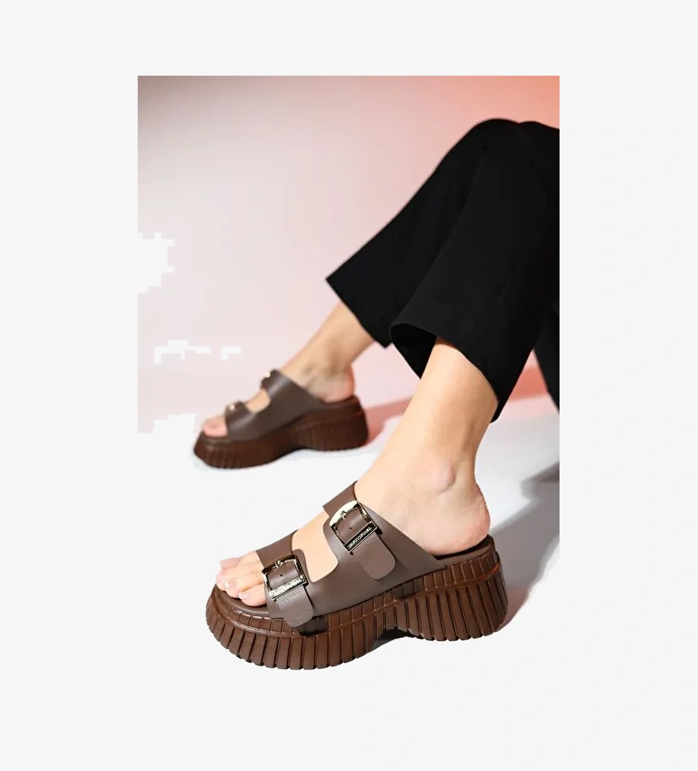 JOANES Kahve Cilt Hakiki Deri Çift Bantlı Kadın Dolgu Taban Terlik - Görsel 1