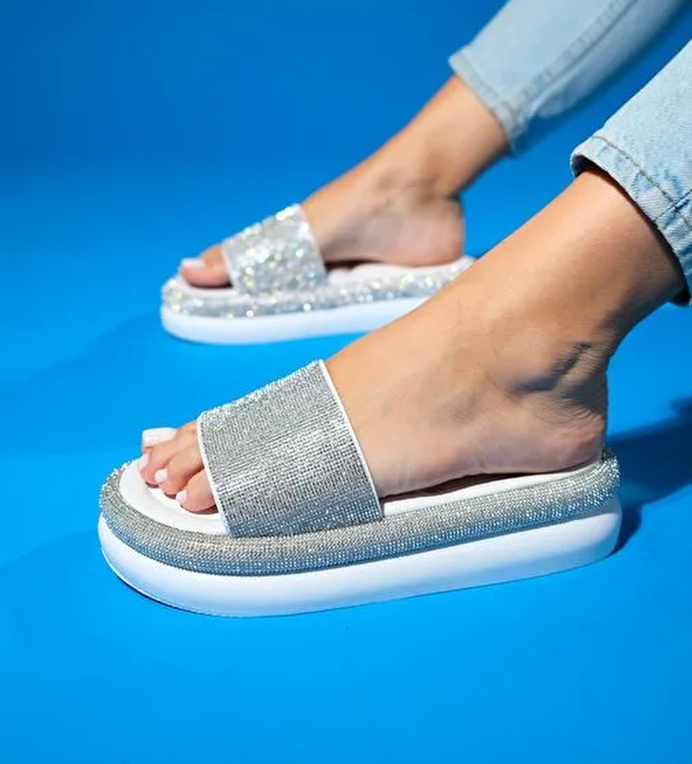 OESTE Beyaz Taşlı Tek Bantlı Kalın Tabanlı Kadın Terlik - Görsel 1