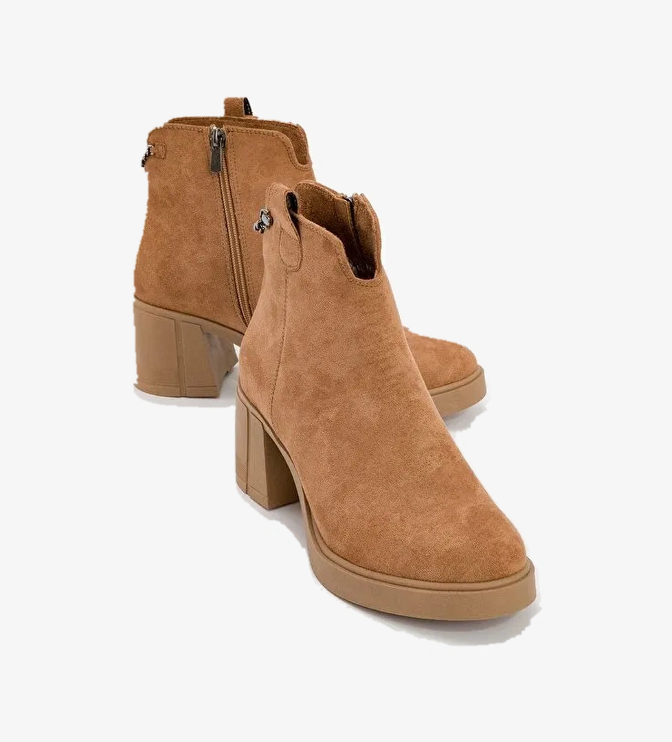 MİER Taba Süet Zincir Detaylı Kadın Kalın Topuklu Bot - Görsel 1