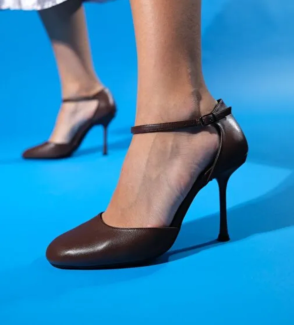 JULIA Kahve Cilt Yuvarlak Burun Bilekten Bağlamalı Kadın Yüksek Topuklu Ayakkabı