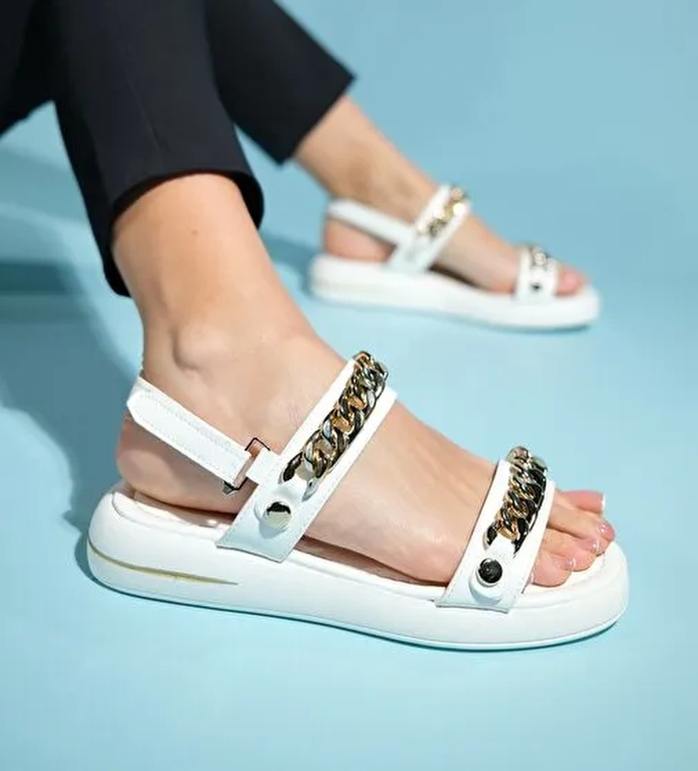LOKET Beyaz Zincir Detaylı Kadın Sandalet - Görsel 1