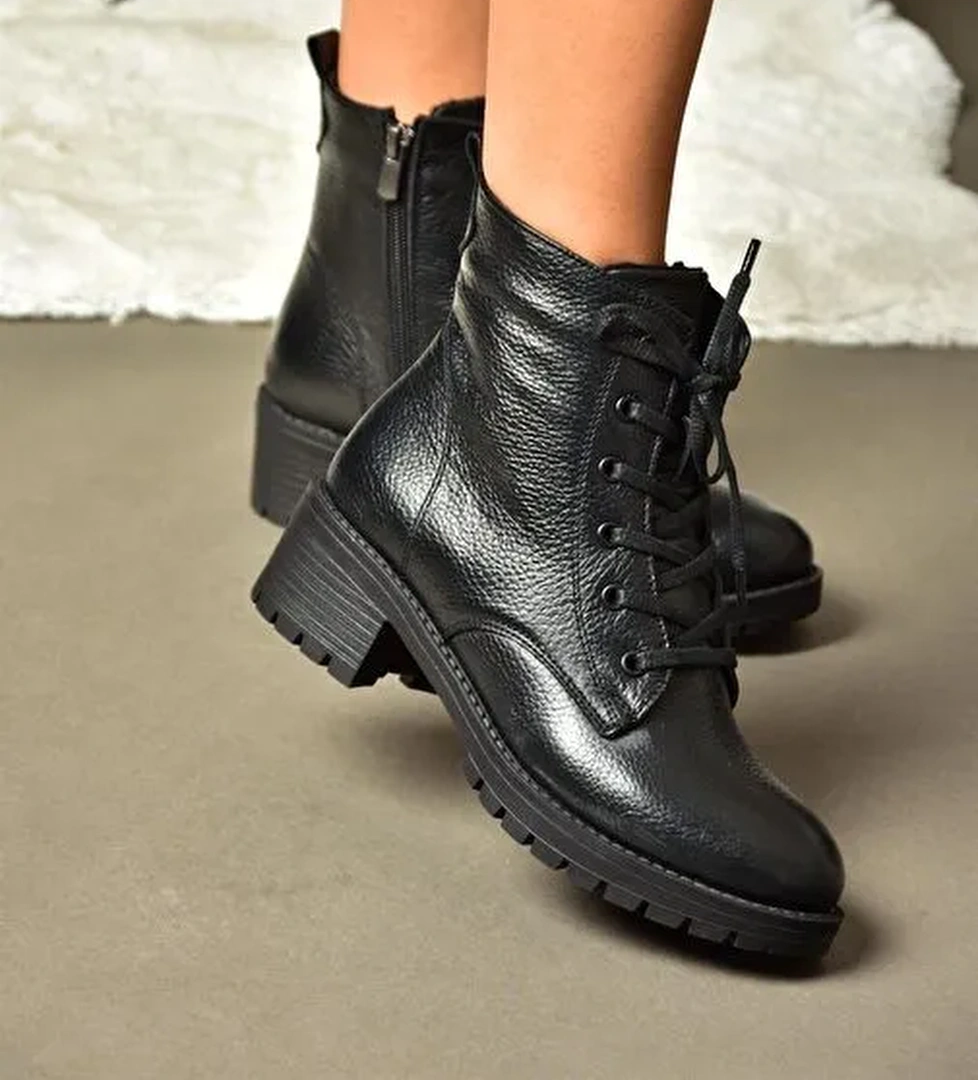 R555054103 Siyah Hakiki Deri Alçak Tabanlı Kadın Postal Bot - Görsel 1