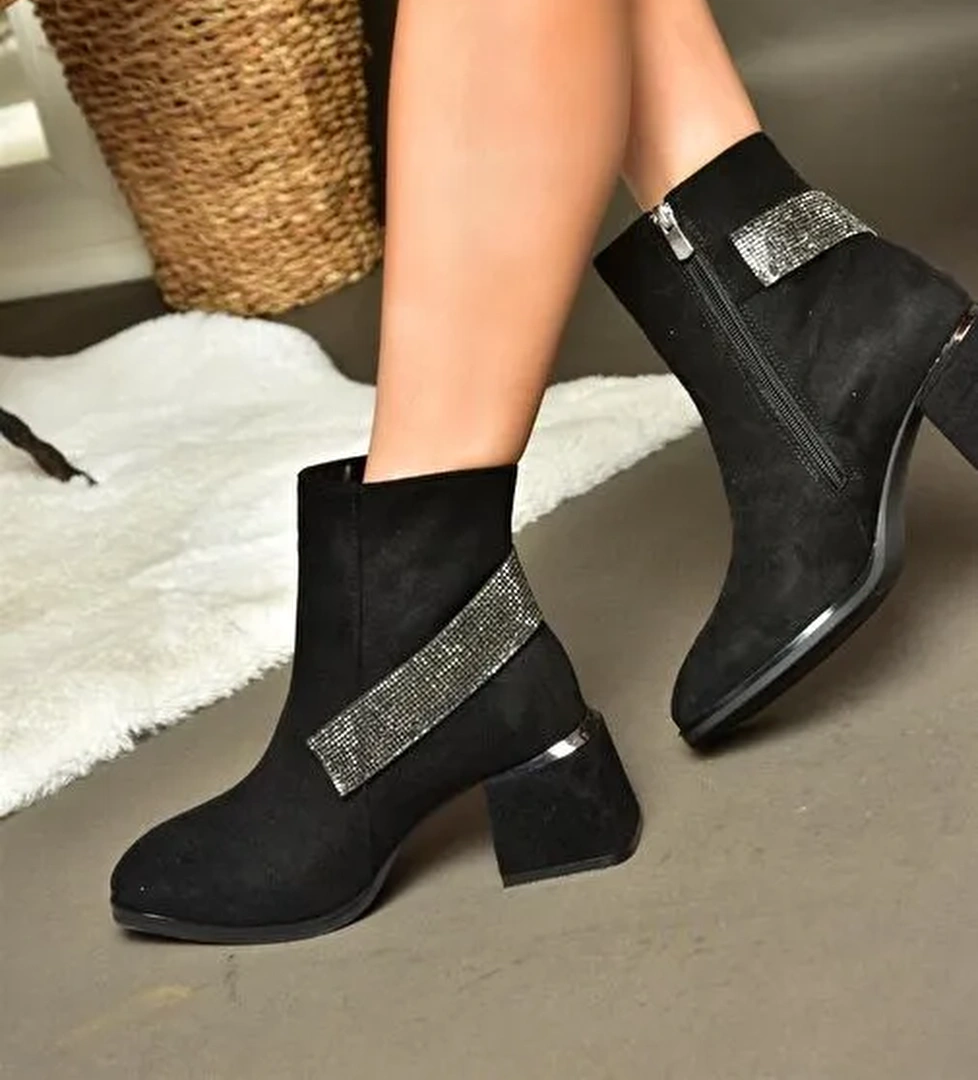 R241442202 Siyah Süet Taş Aksesuarlı Kalın Topuklu Kadın Bot - Görsel 1