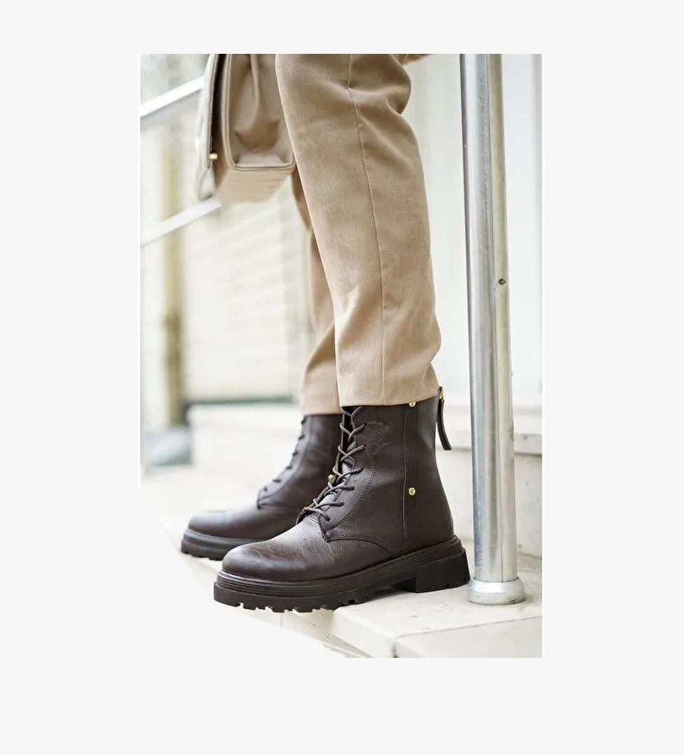 Kadın Arkadan Fermuarlı Zımba Detaylı Kalın Taban Postal Bot Likesta Kahve - Görsel 1