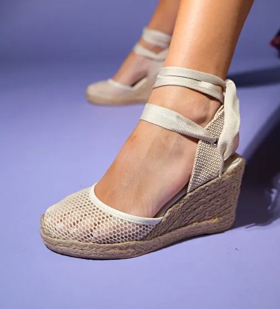 LIONS Bej Fileli Deri Kadın Bilekten Bağlamalı Dolgu Topuk Sandalet - Görsel 1