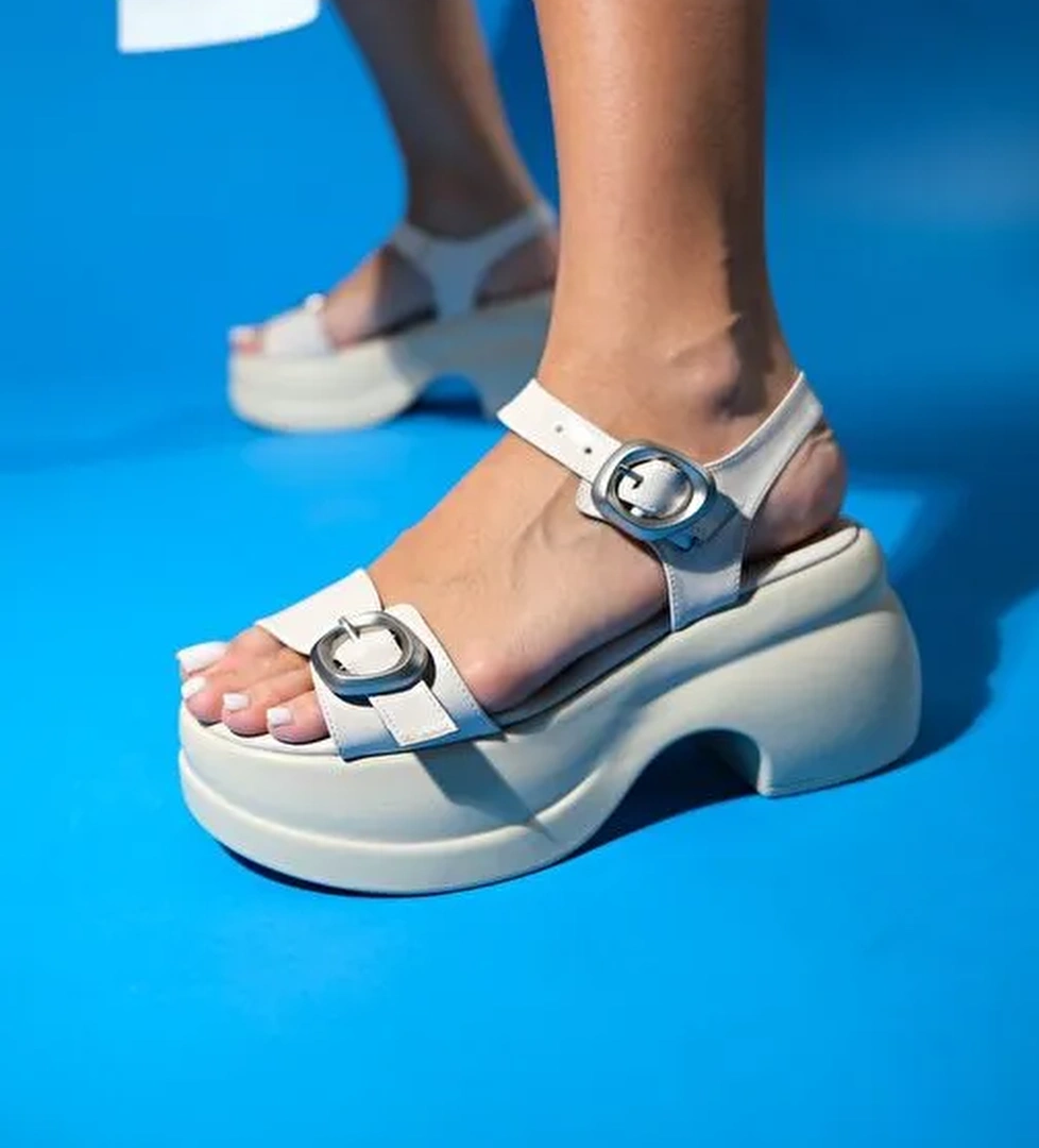 LAUS Bej Kadın Dolgu Tabanlı Sandalet - Görsel 1