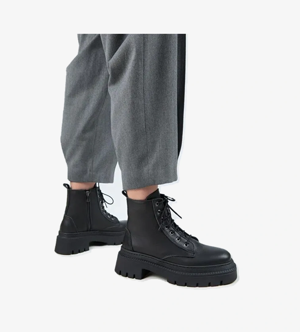 Manijero (Avjin) Kadın Hakiki Deri Bağcıklı Burnu Köşeli Siyah Bot - Görsel 1