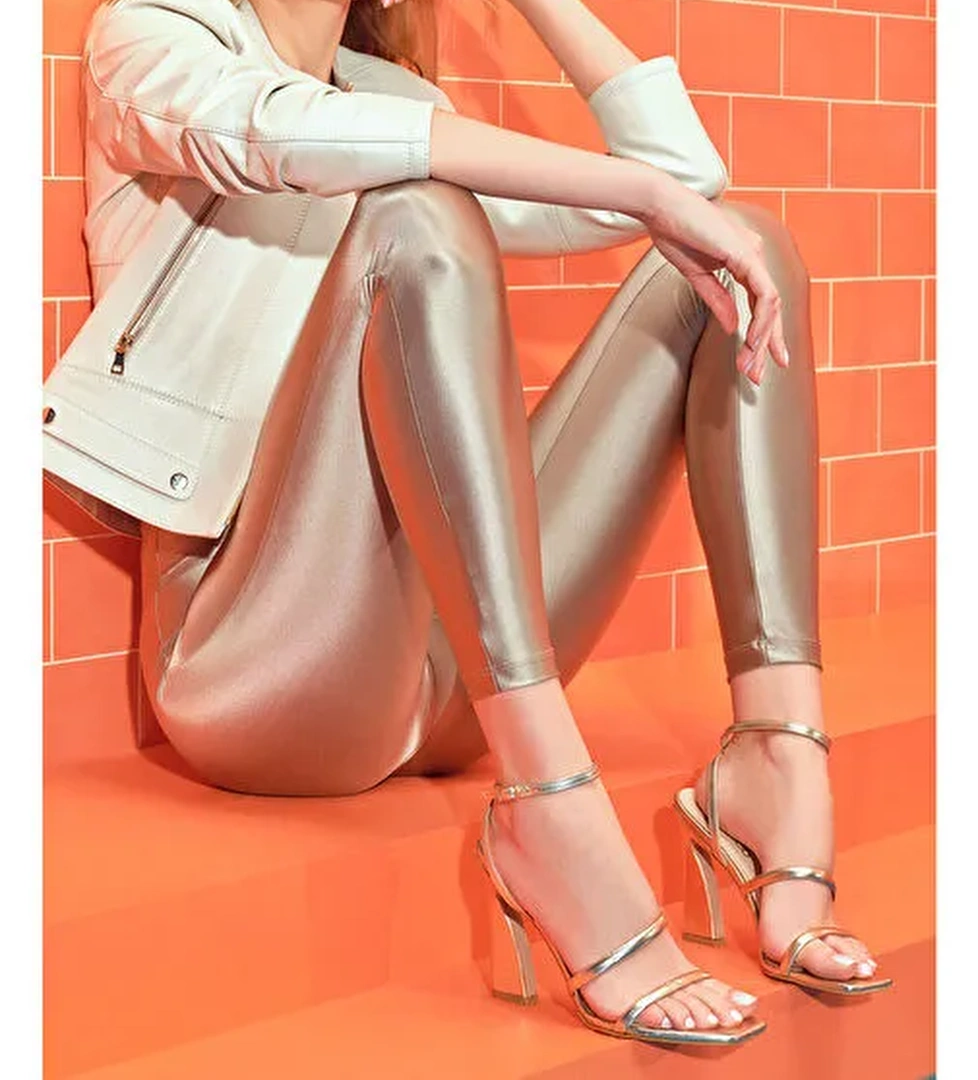 Kadın Altın Bilekten Bantlı Topuklu Metalik Sandalet 24SFE390832 - Görsel 1