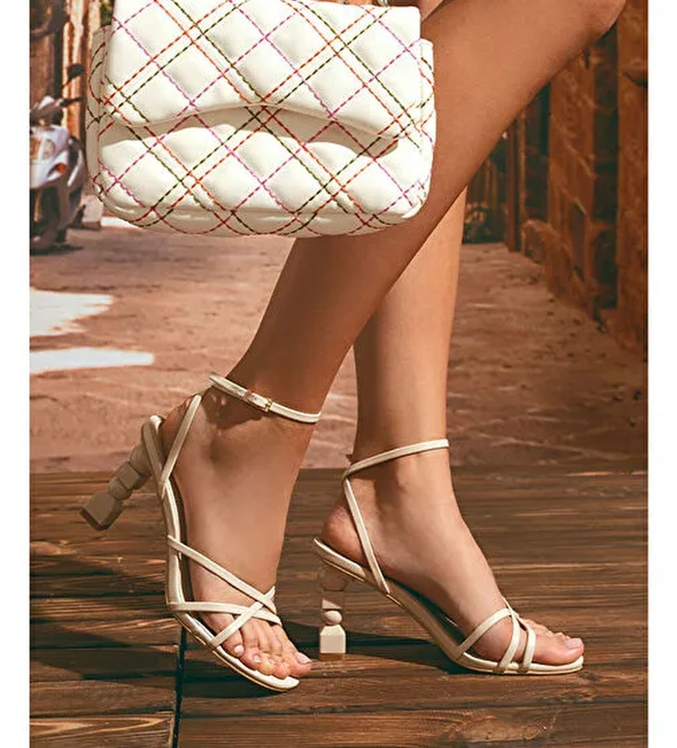 Kadın Bej Bilekten Bağlamalı Yüksek Kalın Topuklu Sandalet 25SFE450518 - Görsel 1