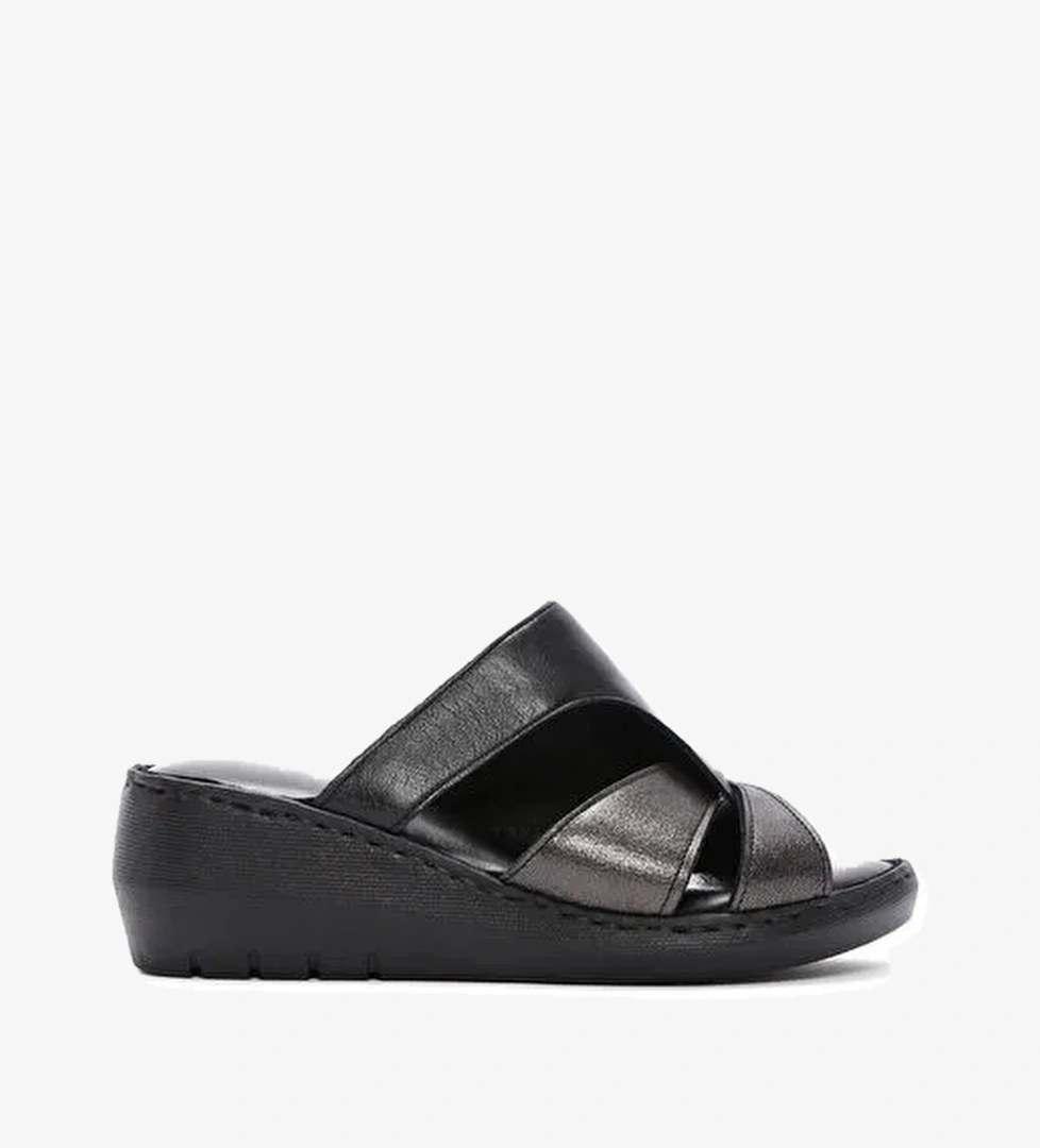 Kadın Siyah Dolgu Topuklu Deri Comfort Terlik 25SFD320218 - Görsel 1