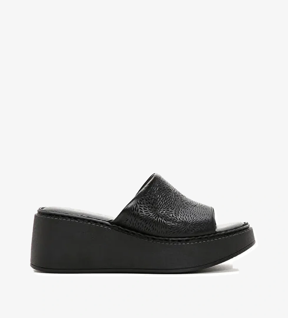 Kadın Siyah Kalın Tabanlı Baskılı Deri Comfort Terlik 25SFD340026 - Görsel 1