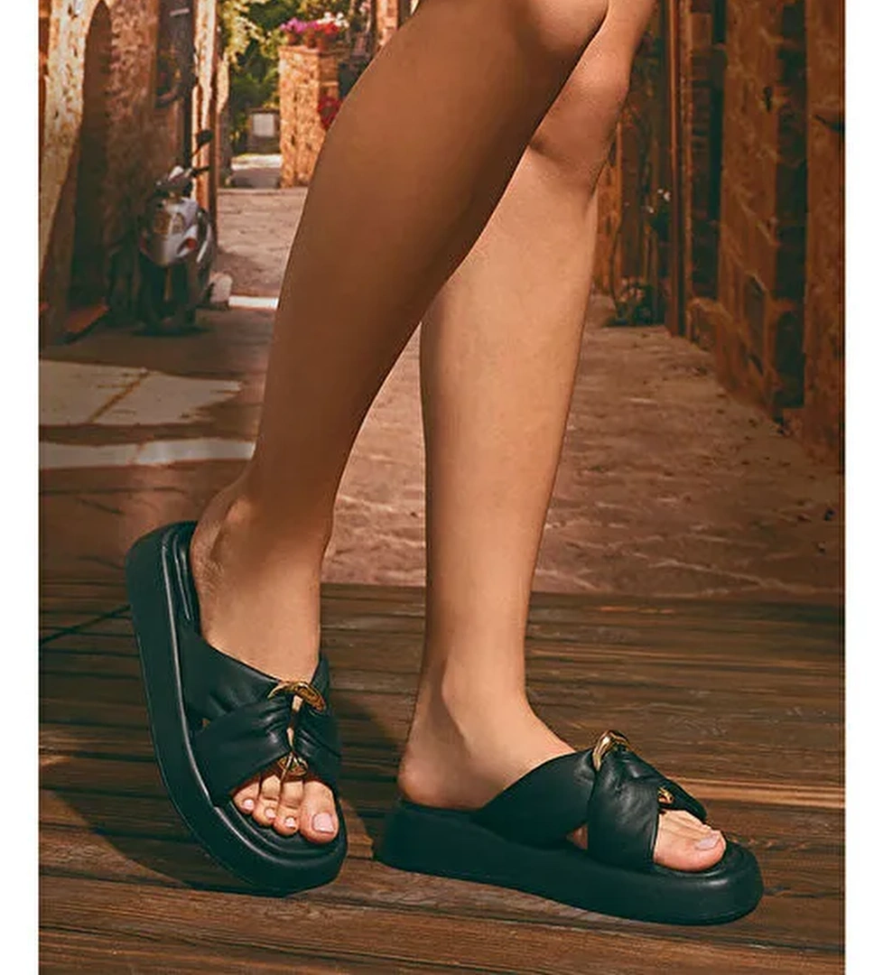 Kadın Siyah Toka Detaylı Deri Terlik 25SFD130018 - Görsel 1