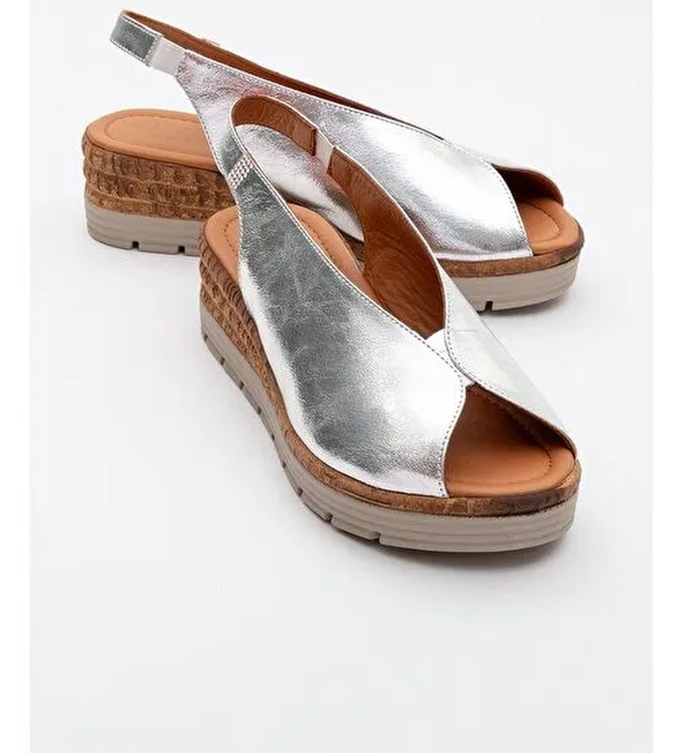 BLOM Gümüş Hakiki Deri Kadın Dolgu Topuk Sandalet - Görsel 1