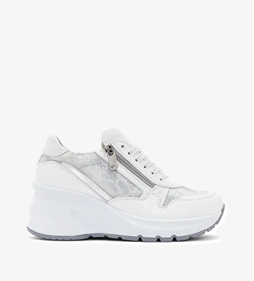 Kadın Beyaz Dolgu Topuklu Bağcıklı Deri Sneaker 25SFD370814 - Görsel 1