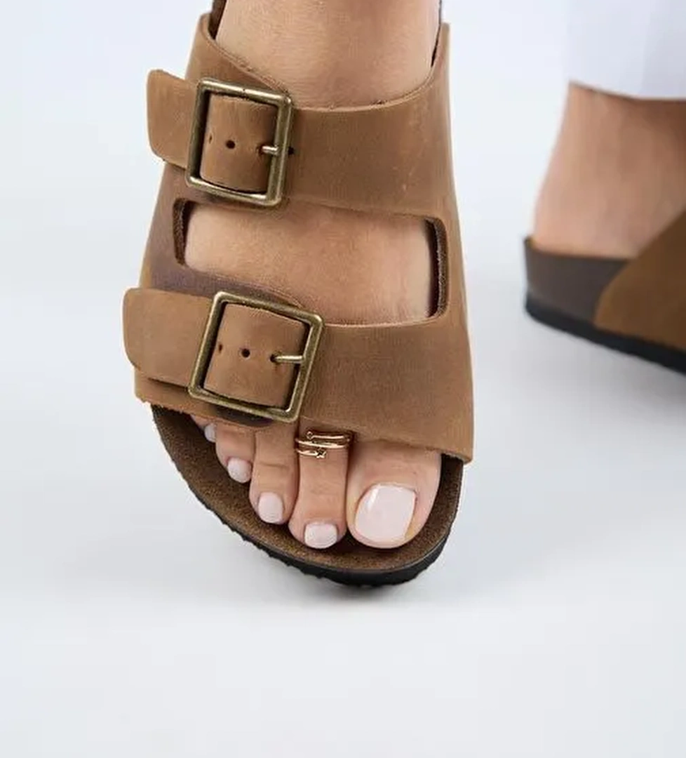 Manijero (Anjelic Eskitme ) Kadın Hakiki Deri Çift Tokalı Kahve Terlik - Görsel 1