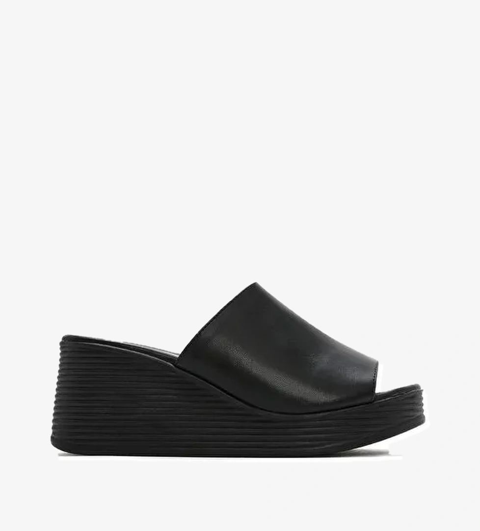 Kadın Siyah Dolgu Topuklu Deri Terlik 25SFD181018 - Görsel 1