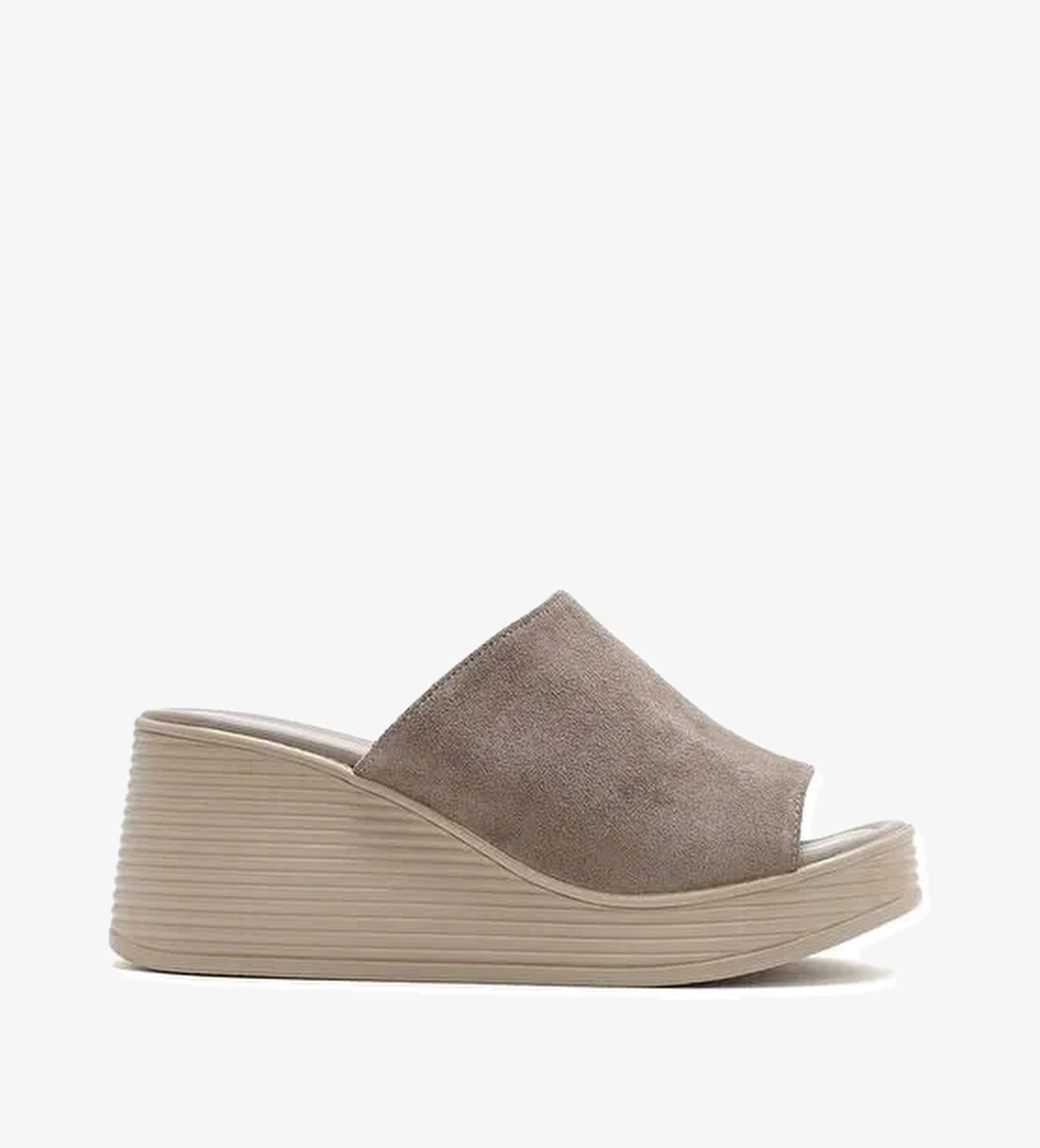 Kadın Gri Dolgu Topuklu Süet Deri Terlik 25SFD181010 - Görsel 1