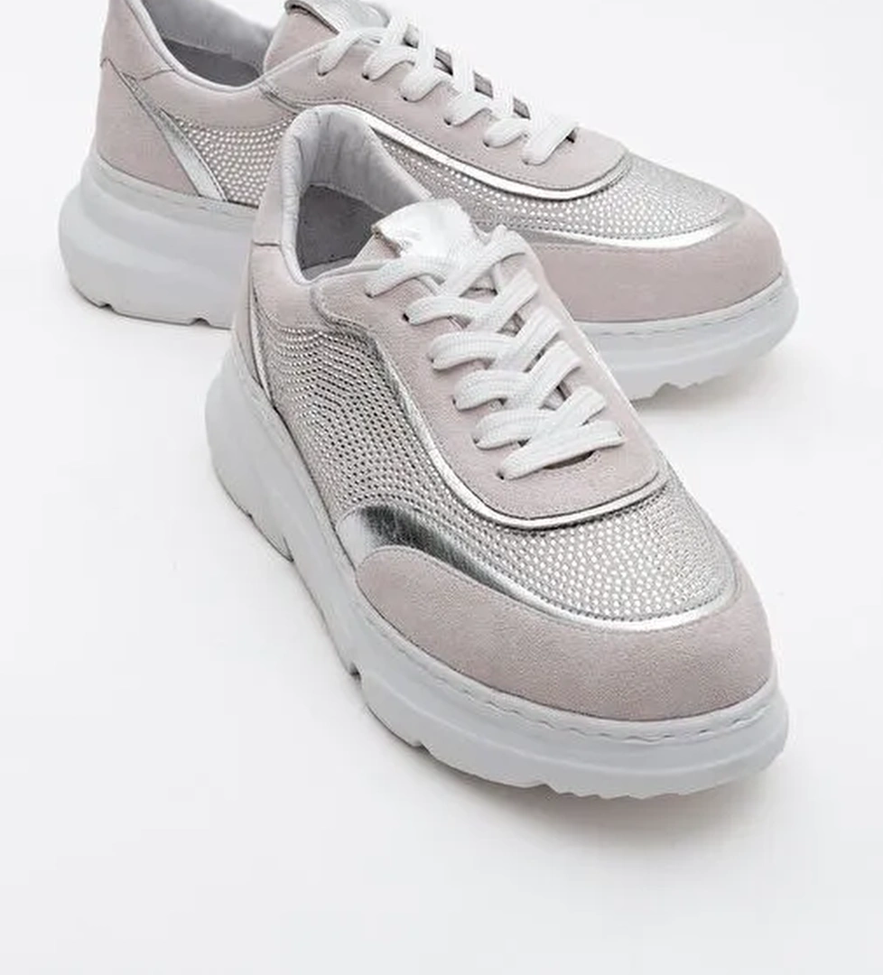 PABLO Beyaz Süet Gümüş Taşlı Hakiki Deri Kalın Tabanlı Kadın Spor Ayakkabı - Görsel 1