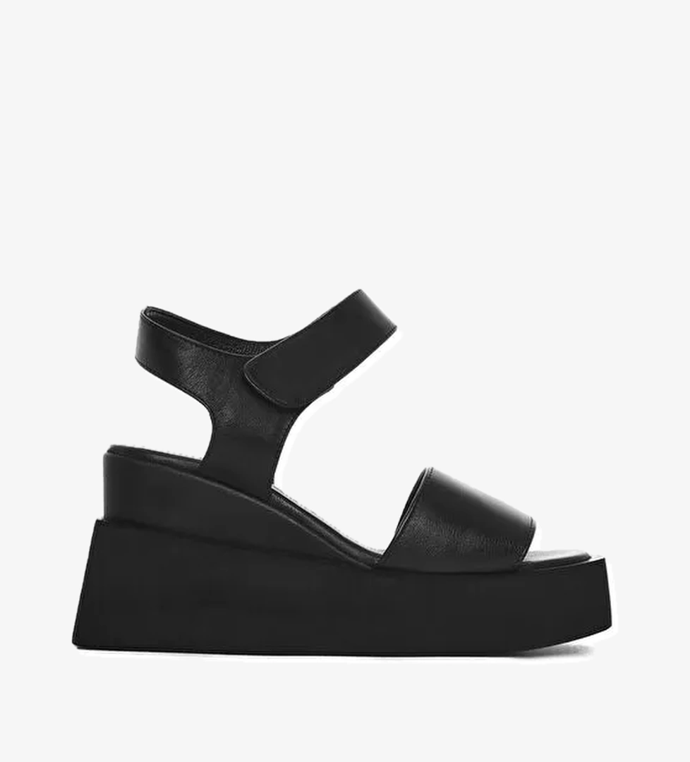 Kadın Siyah Bilekten Bantlı Dolgu Topuklu Deri Sandalet 25SFD201818 - Görsel 1