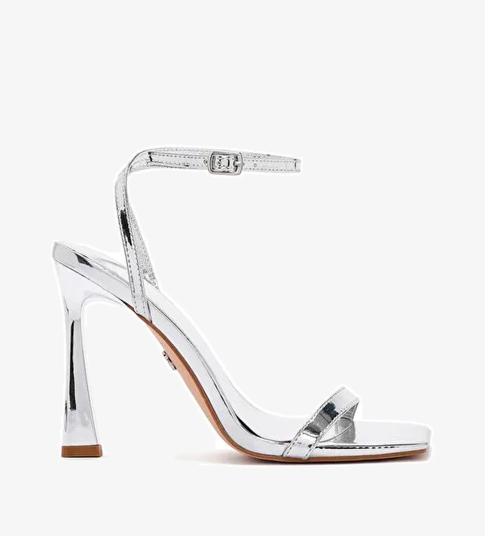 Kadın Gümüş Bilekten Bağlamalı Yüksek İnce Topuklu Metalik Sandalet 25SFE493732 - Görsel 1