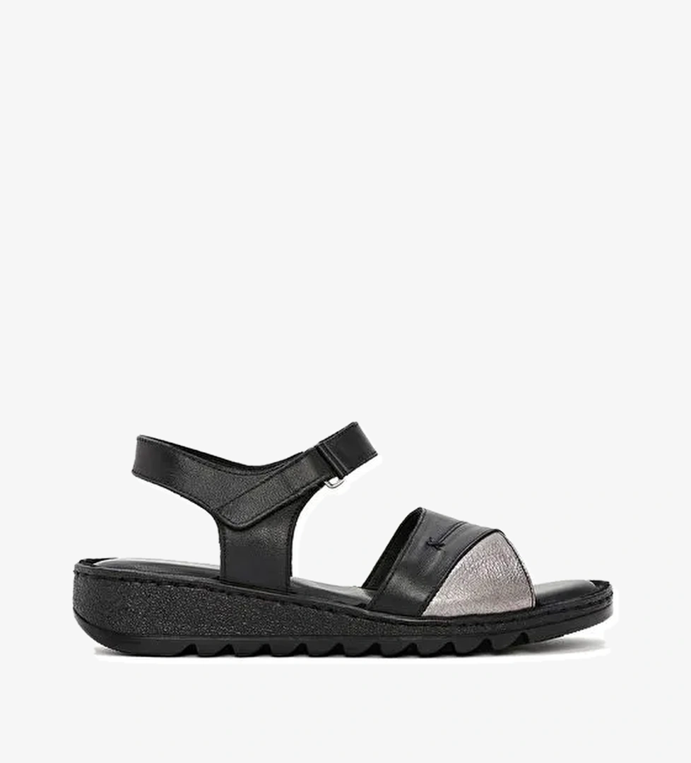 Kadın Siyah Bilekten Bağlamalı Comfort Deri Sandalet 25SFD410418 - Görsel 1