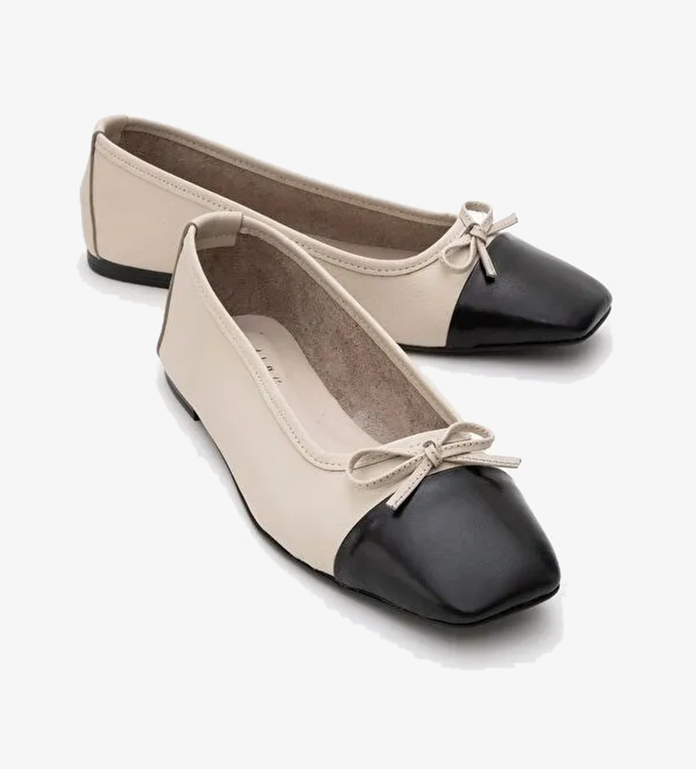 ROMY Ekru-Siyah Cilt Hakiki Deri Küt Burunlu Fiyonklu Kadın Babet Ayakkabı - Görsel 1