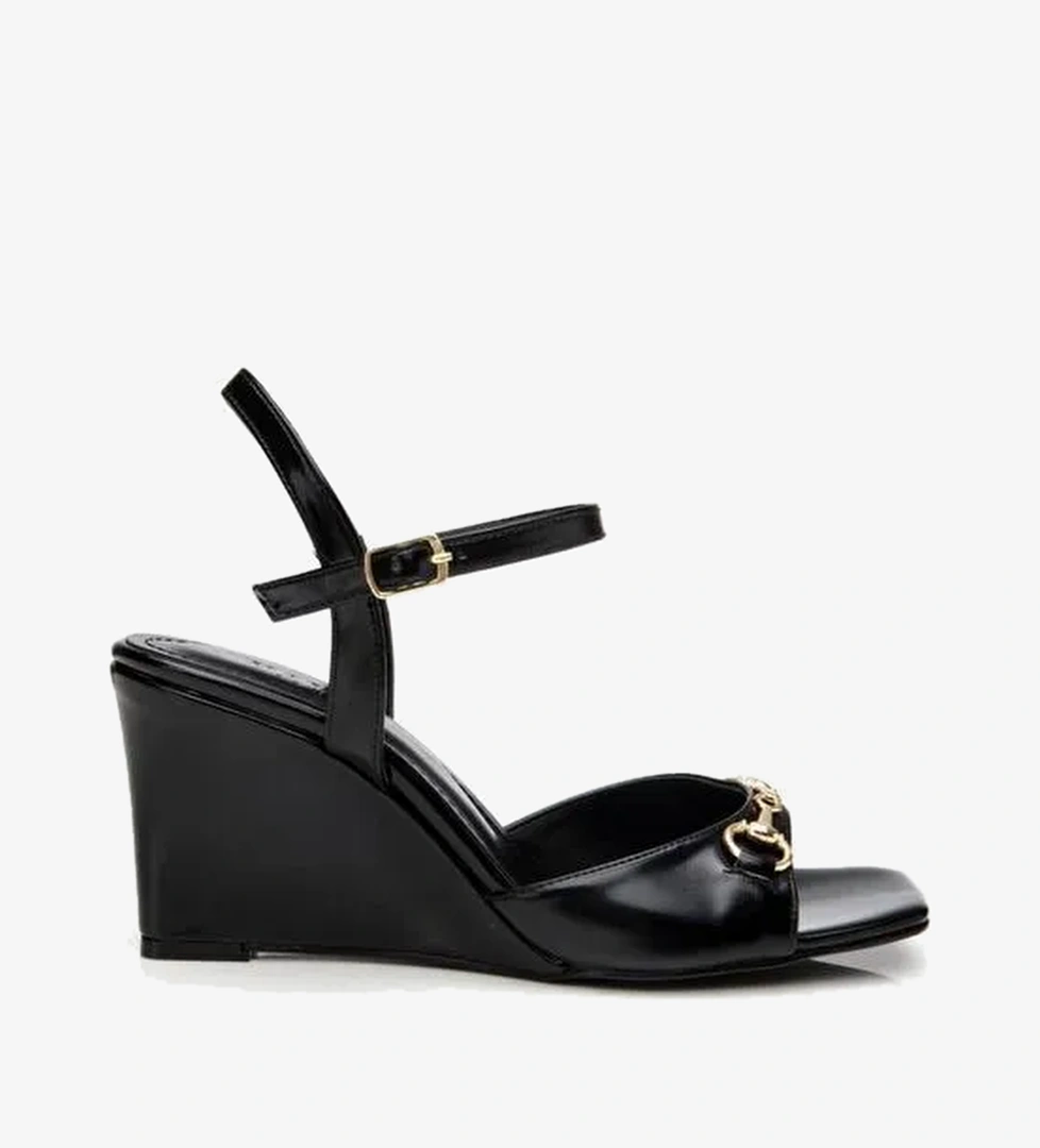 Kadın Siyah Tokalı Dolgu Topuklu Sandalet - Görsel 1