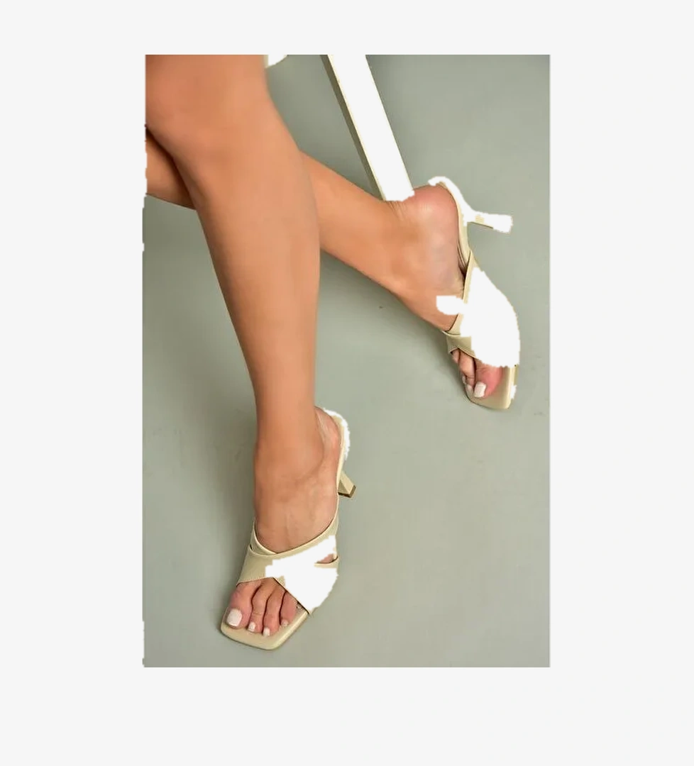 P590033009 Bej Çapraz Bantlı Kalın Topuklu Kadın Terlik - Görsel 1