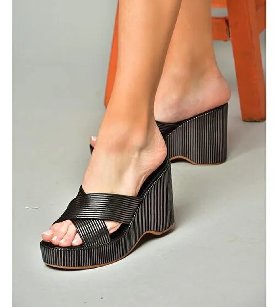 S250101409 Siyah Dolgu Tabanlı Kadın Terlik - Görsel 1