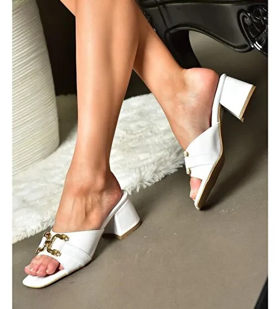 P590131409 Beyaz Tokalı Kalın Topuklu Kadın Terlik - Görsel 1