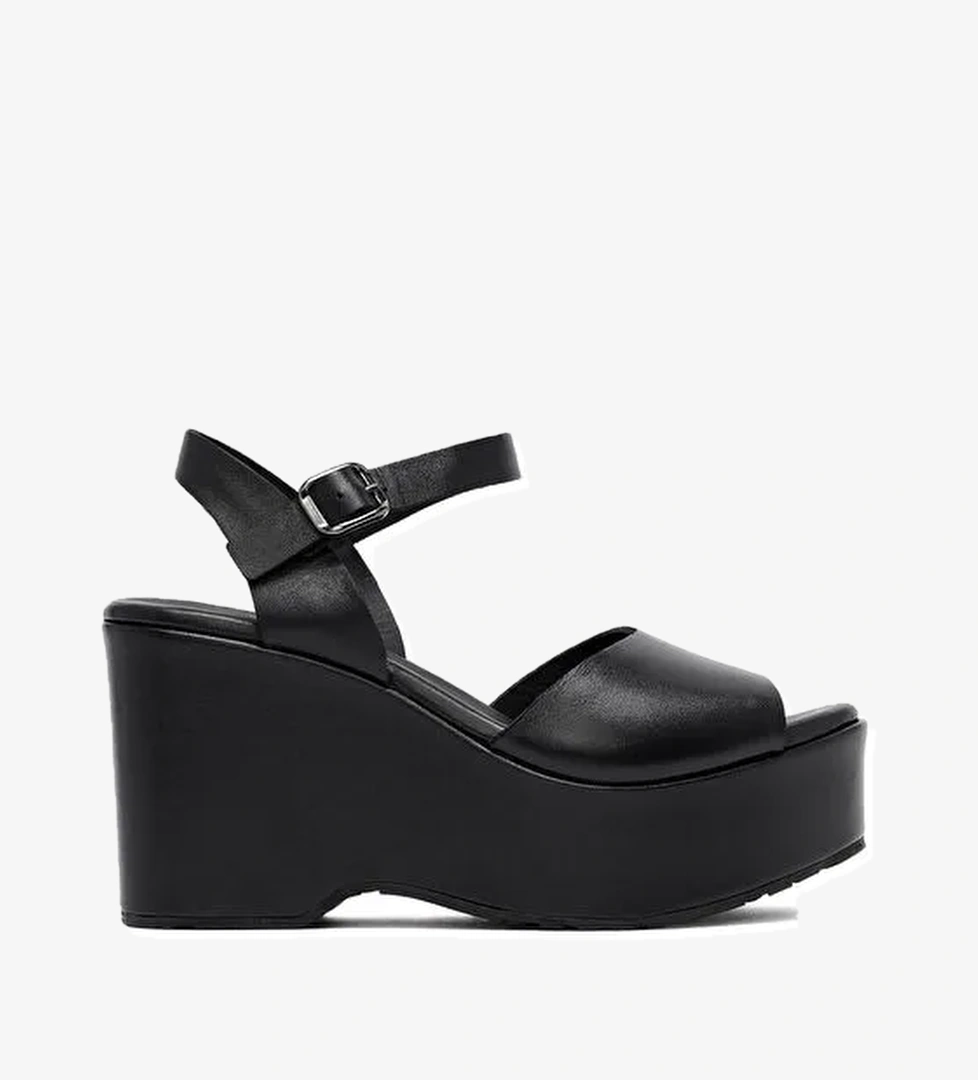 Kadın Siyah Bilekten Tokalı Yüksek Dolgu Topuklu Deri Sandalet 25SFD141118 - Görsel 1