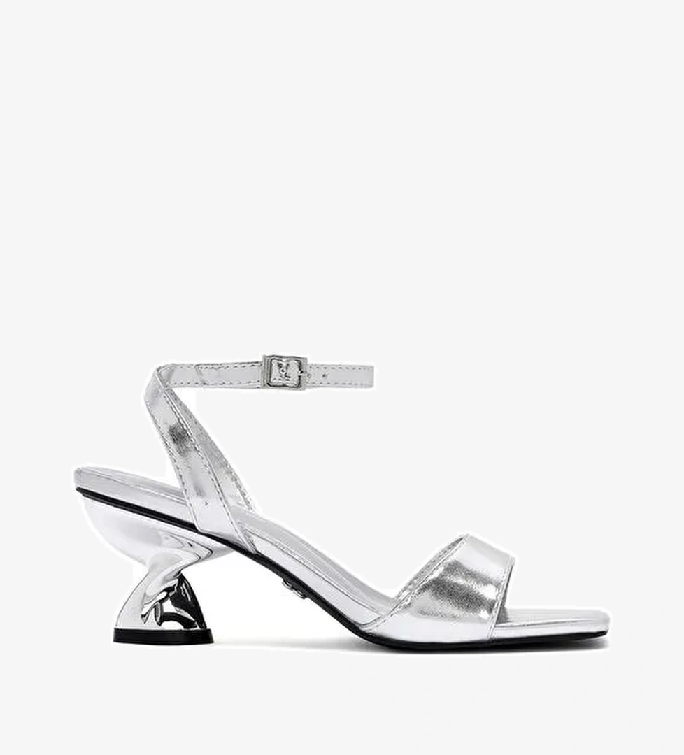 Kadın Gümüş Bilekten Tokalı Kalın Topuklu Metalik Sandalet 25SFE451632 - Görsel 1