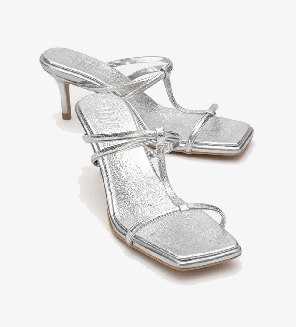 MOCHA Gümüş Desenli Kare Burunlu İnce Bantlı Kadın Topuklu Terlik - Görsel 1