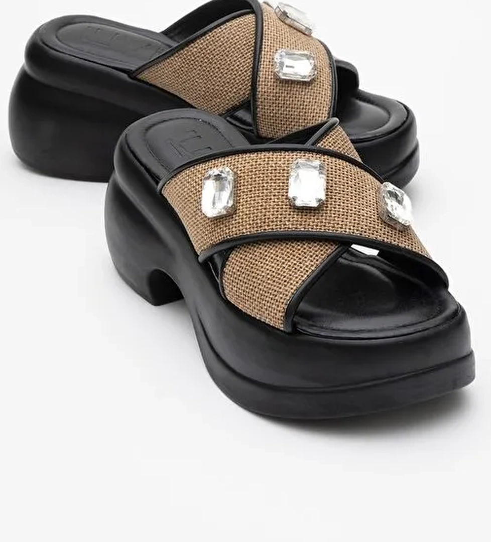 GIEV Siyah Hasır Taşlı Dolgu Tabanlı Kadın Terlik - Görsel 1