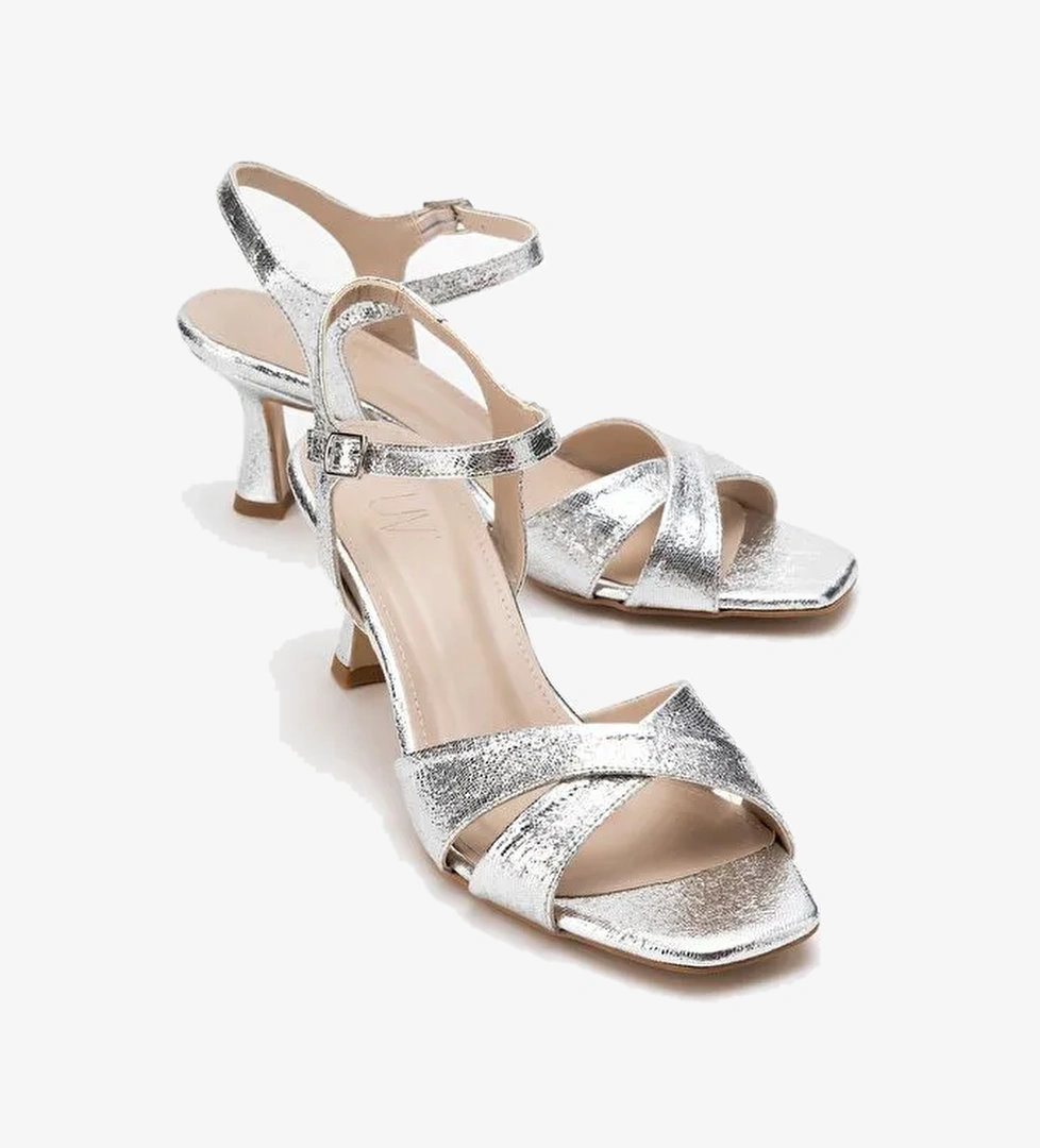 MELİN Gümüş Desenli Çapraz Bantlı Kadın Topuklu Ayakkabı - Görsel 1