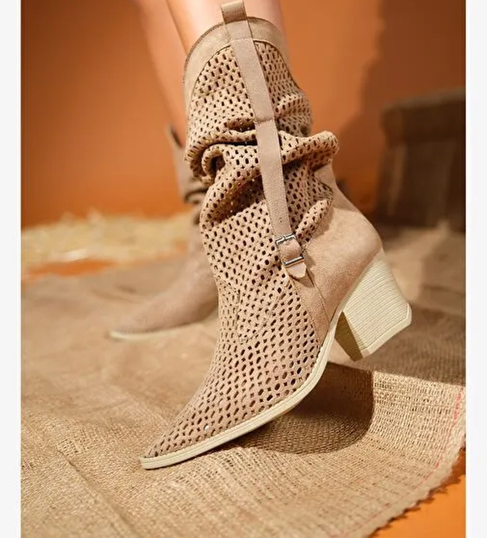 LARRY Koyu Bej Körüklü Kadın Kalın Topuklu Yazlık Çizme - Görsel 1